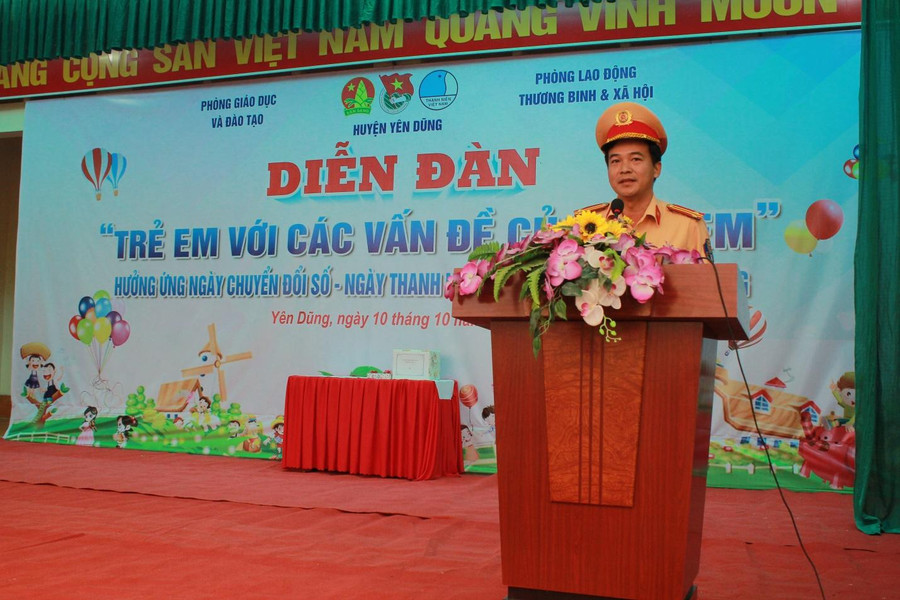 Đ/c Thân Văn Cường - Đội trưởng đội Cảnh sát giao thông - Trật tự, Công an huyện Yên Dũng giải đáp, định hướng các vấn đề học sinh chia sẻ Đ/c Thân Văn Cường - Đội trưởng đội Cảnh sát giao thông - Trật tự, Công an huyện Yên Dũng giải đáp, định hướng các vấn đề học sinh chia sẻ