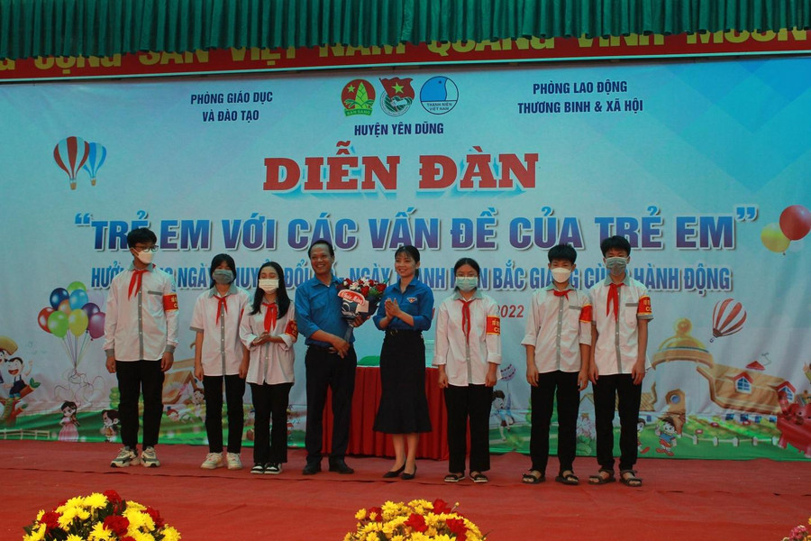 Đ/c Phạm Thị Thuỷ - Trưởng ban Tuyên giáo Tỉnh đoàn tặng hoa cho đội tự quản an ninh trật tự trường Đ/c Phạm Thị Thuỷ - Trưởng ban Tuyên giáo Tỉnh đoàn tặng hoa cho đội tự quản an ninh trật tự trường