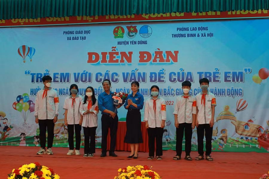 Đ/c Phạm Thị Thuỷ - Trưởng ban Tuyên giáo Tỉnh đoàn tặng hoa cho đội tự quản an ninh trật tự trường