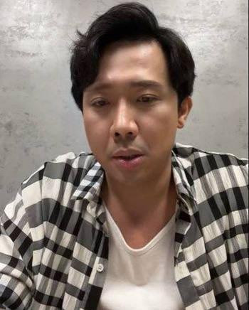 Trấn Thành livestream phản bác tin đồn vợ chồng trục trặc. (Ảnh: Chụp màn hình FB Trấn Thành). Trấn Thành livestream phản bác tin đồn vợ chồng trục trặc. (Ảnh: Chụp màn hình FB Trấn Thành).
