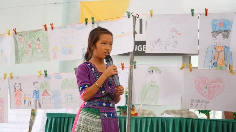 Hoàng Thị Tuyết Nhi trong hoạt động “Vẽ ước mơ tôi”.