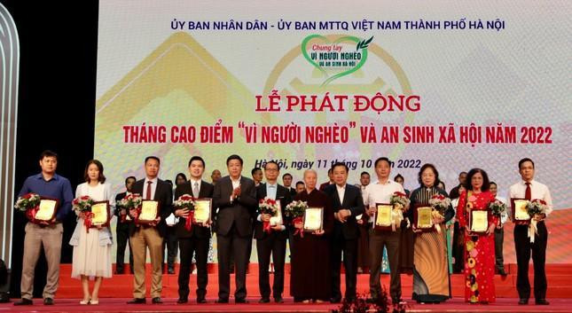 Ông Đỗ Vinh Quang – Phó Chủ tịch HĐQT Tập đoàn T&T Group (thứ tư từ trái sang) nhận bằng vinh danh của UBND - Ủy ban MTTQ Việt Nam thành phố Hà Nội vì những đóng góp tích cực trong công tác giảm nghèo và an sinh xã hội của thành phố. 