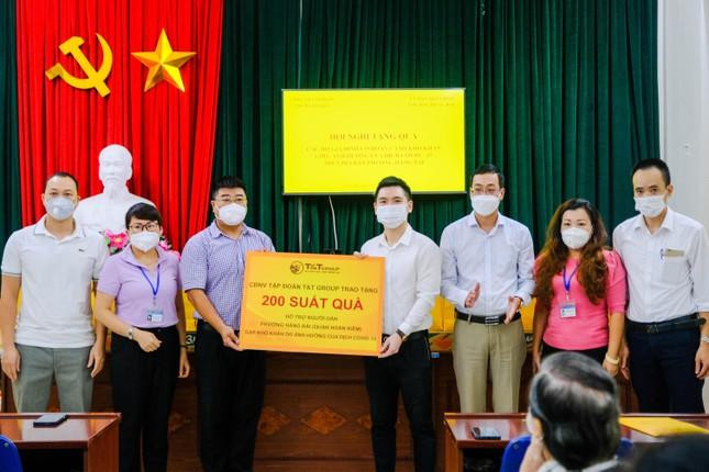 Ông Đỗ Vinh Quang và CBNV T&T Group trao tặng hàng ngàn suất quà tình nghĩa cho người dân Hà Nội gặp khó khăn do ảnh hưởng bởi dịch COVID-19 Ông Đỗ Vinh Quang và CBNV T&T Group trao tặng hàng ngàn suất quà tình nghĩa cho người dân Hà Nội gặp khó khăn do ảnh hưởng bởi dịch COVID-19