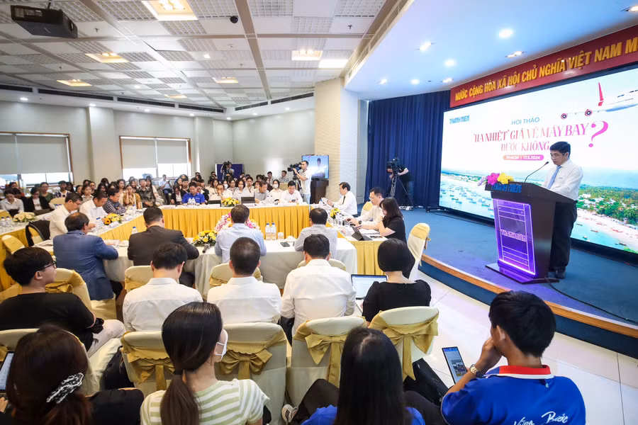 Toàn cảnh hội thảo "Hạ nhiệt giá vé máy bay được không?", diễn ra sáng nay 17/5. Ảnh: Thanh Niên