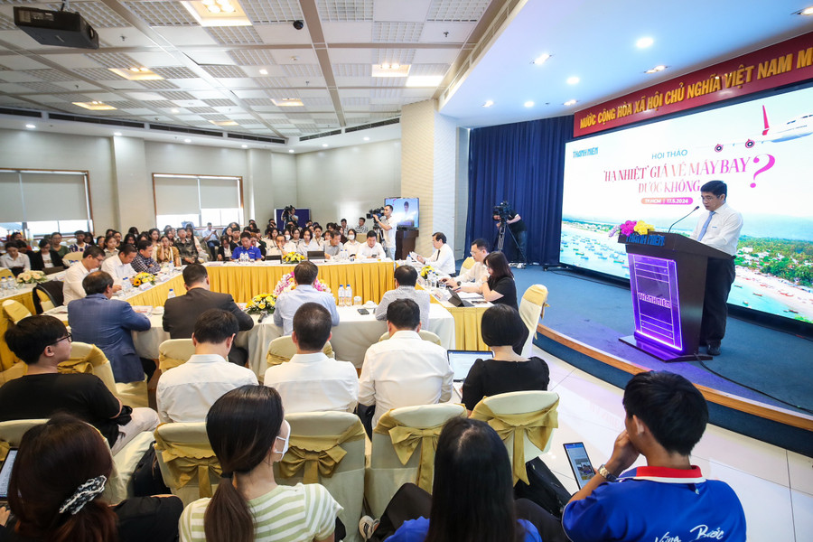 Toàn cảnh hội thảo "Hạ nhiệt giá vé máy bay được không?", diễn ra sáng nay 17/5. Ảnh: Thanh Niên Toàn cảnh hội thảo "Hạ nhiệt giá vé máy bay được không?", diễn ra sáng nay 17/5. Ảnh: Thanh Niên