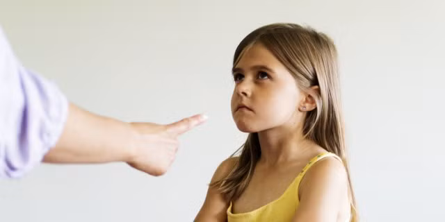 Kỷ luật, quát mắng con trẻ ở nơi công cộng có thể là một con dao hai lưỡi - Ảnh: Internet