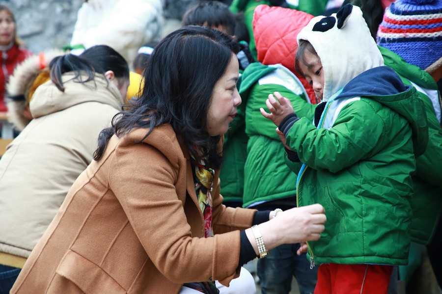 Bà Vũ Thị Kim Chung - Phó Giám đốc Sở Giáo dục và Đào tạo Hà Giang trao quà cho các em học sinh. Nhà báo Dương Thanh Hương - Phó Tổng biên tập báo Giáo dục và Thời đại cùng các em học sinh. Bà Vũ Thị Kim Chung - Phó Giám đốc Sở Giáo dục và Đào tạo Hà Giang trao quà cho các em học sinh. Nhà báo Dương Thanh Hương - Phó Tổng biên tập báo Giáo dục và Thời đại cùng các em học sinh.