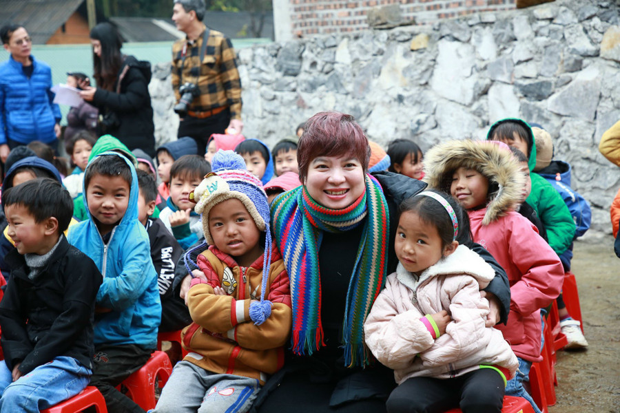 Nhà báo Dương Thanh Hương - Phó Tổng biên tập báo Giáo dục và Thời đại cùng các em học sinh. Nhà báo Dương Thanh Hương - Phó Tổng biên tập báo Giáo dục và Thời đại cùng các em học sinh.