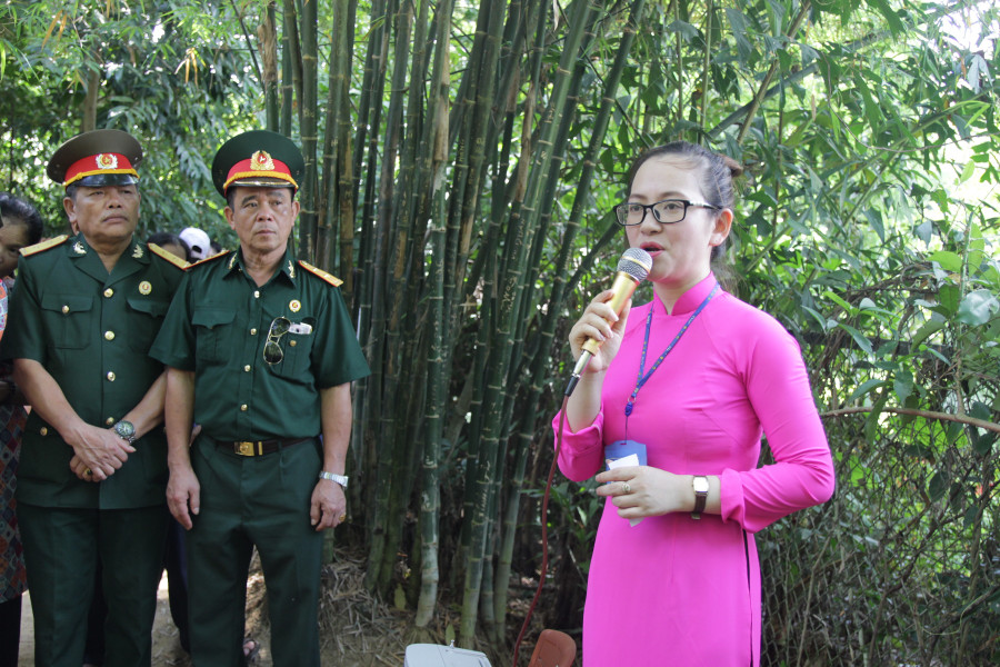 Chăm chú lắng nghe nhân viên thuyết minh kể chuyện về gia đình Bác