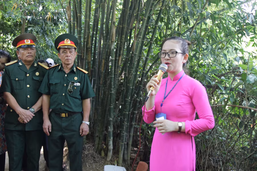 Chăm chú lắng nghe nhân viên thuyết minh kể chuyện về gia đình Bác