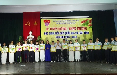 Thừa Thiên - Huế: Tuyên dương, khen thưởng học sinh giỏi năm 2017 – 2018