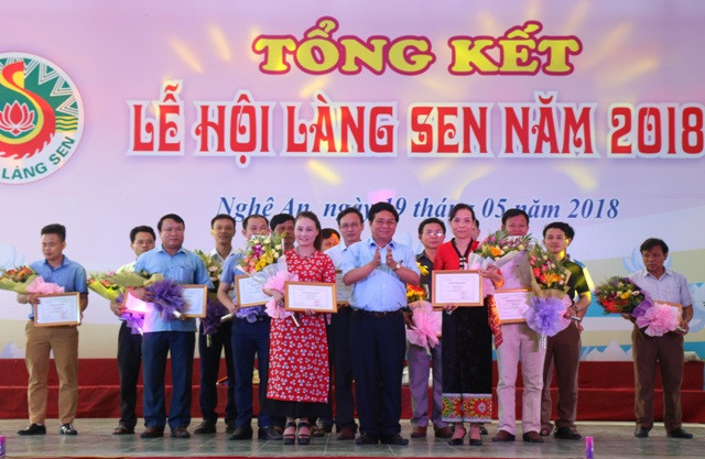 Ban tổ chức trao 2 giải Nhất Liên hoan tiếng hát làng Sen cho Đoàn nghệ thuật quần chúng Thành phố Vinh và huyện Quế Phong Ban tổ chức trao 2 giải Nhất Liên hoan tiếng hát làng Sen cho Đoàn nghệ thuật quần chúng Thành phố Vinh và huyện Quế Phong