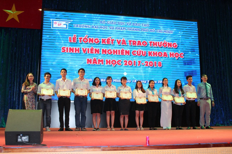 Ban tổ chức trao đã trao 6 giải Nhất cho các nhóm SV xuất sắc với các đề tài khoa học có tính ứng dụng cao trong thực tiễn cuộc sống Ban tổ chức trao đã trao 6 giải Nhất cho các nhóm SV xuất sắc với các đề tài khoa học có tính ứng dụng cao trong thực tiễn cuộc sống