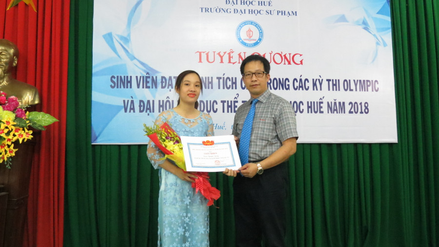 PGS.TS Lê Anh Phương – Hiệu trưởng trường ĐHSP Huế tặng giấy khen cho đại diện đoàn dự thi Olympic Vật Lý