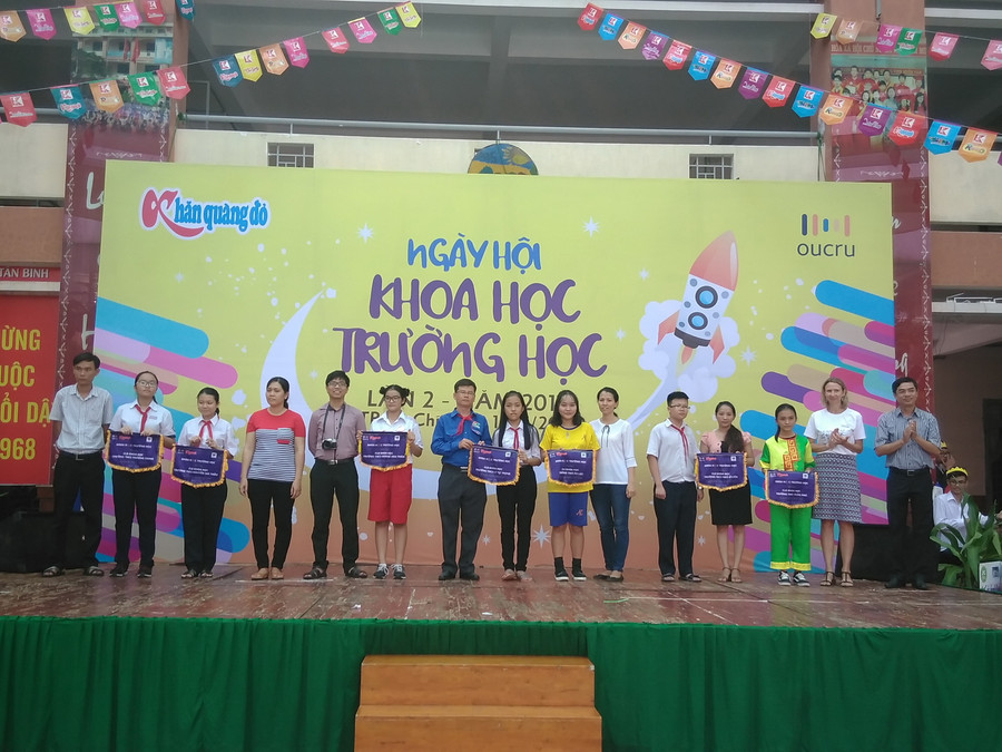 Ban tổ chức trao tặng cờ lưu niệm cho các đơn vị tham gia ngày hội Ban tổ chức trao tặng cờ lưu niệm cho các đơn vị tham gia ngày hội