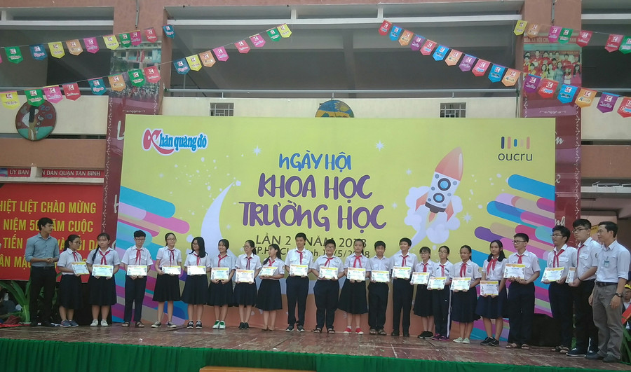 Ban tổ chức trao giấy chứng cho các nhà khoa học “nhí” đã xuất sắc lọt vào vòng chung kết Hội thi Tôi yêu khoa học lần thứ IV. Ban tổ chức trao giấy chứng cho các nhà khoa học “nhí” đã xuất sắc lọt vào vòng chung kết Hội thi Tôi yêu khoa học lần thứ IV.