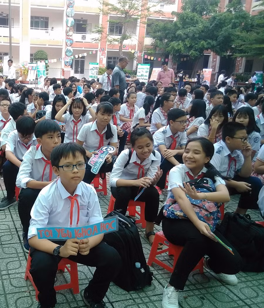 Rất đông HS Trường THCS Lý Tự Trọng TP. Trà Vinh tham gia ngày hội