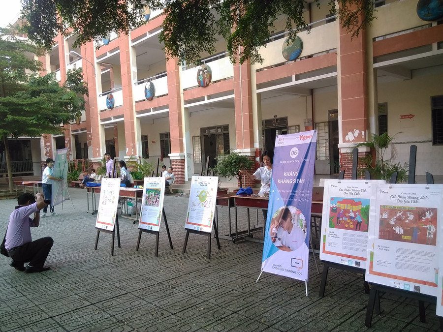 Gian hàng trưng bày triển lãm cuộc thi vẽ tranh “ Cai nhậu kháng sinh cho gia cầm” do OUCRU tổ chức Gian hàng trưng bày triển lãm cuộc thi vẽ tranh “ Cai nhậu kháng sinh cho gia cầm” do OUCRU tổ chức