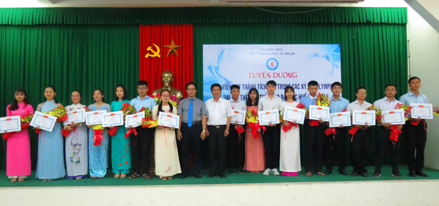 Tuyên dương những SV xuất sắc của trường ĐHSP Huế đạt giải cao trong các kỳ thi Olympic và Đại hội thể dục thể thao