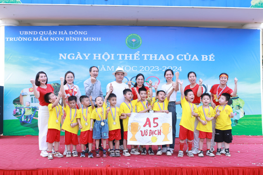 Lớp 5 tuổi A5 đã giành cúp vô địch với chiến thắng 1-0 ở trận chung kết. Lớp 5 tuổi A5 đã giành cúp vô địch với chiến thắng 1-0 ở trận chung kết.