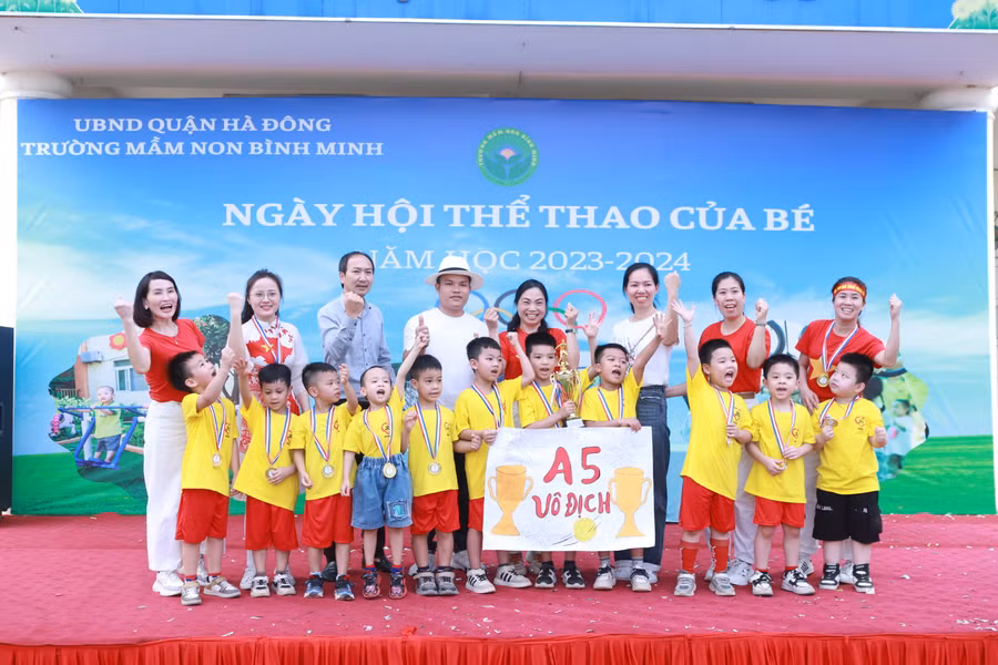 Lớp 5 tuổi A5 đã giành cúp vô địch với chiến thắng 1-0 ở trận chung kết.