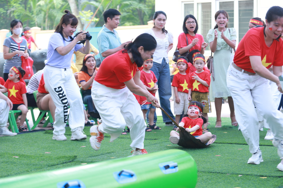 Trò chơi kéo mo cau thu hút sự tham gia của đông đảo phụ huynh, giáo viên nhà trường. Trò chơi kéo mo cau thu hút sự tham gia của đông đảo phụ huynh, giáo viên nhà trường.
