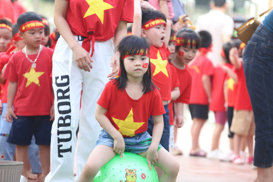 Trẻ tham gia trò chơi nhảy bóng hơi. Trẻ tham gia trò chơi nhảy bóng hơi.