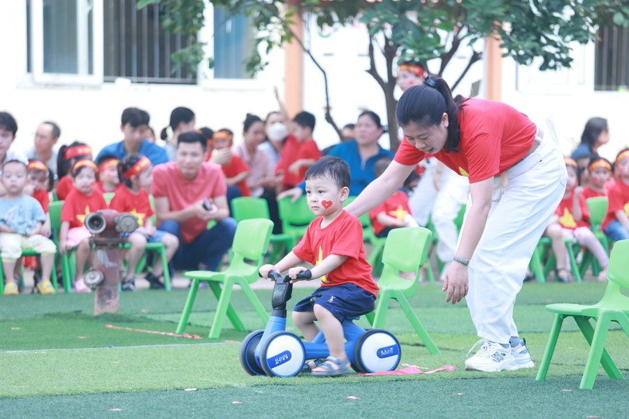 Di chuyển bằng xe chòi chân là một trải nghiệm thú vị với các bé. Di chuyển bằng xe chòi chân là một trải nghiệm thú vị với các bé.