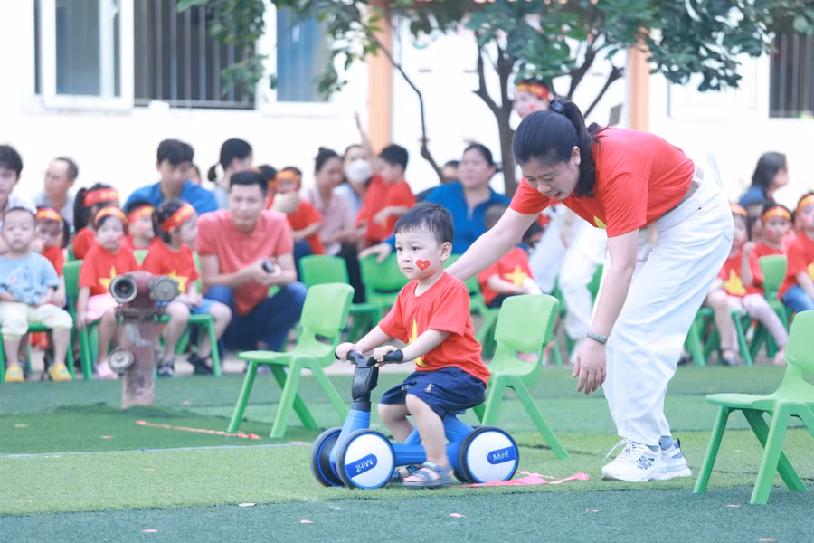 Di chuyển bằng xe chòi chân là một trải nghiệm thú vị với các bé.