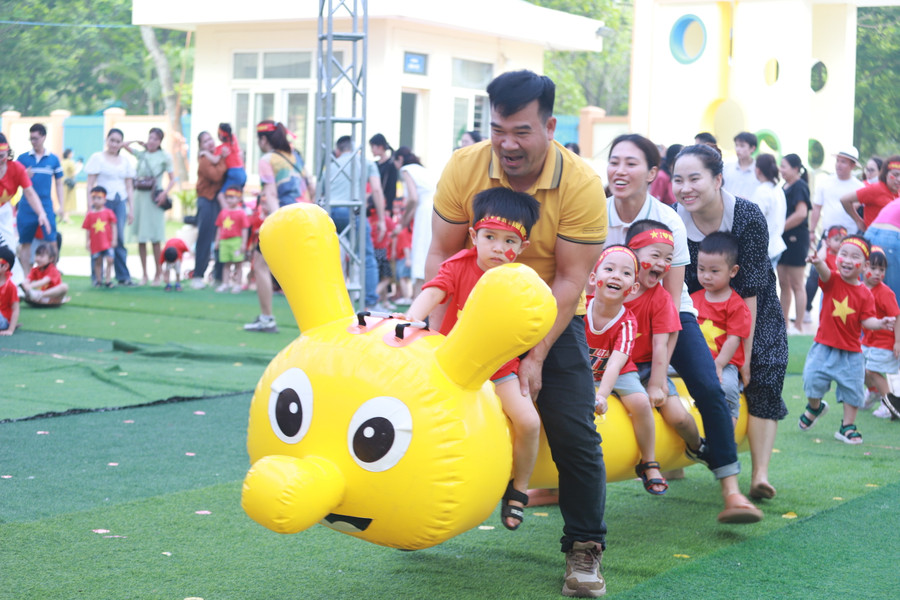 Bố mẹ cùng các bé tham gia trò chơi sâu hơi để tăng tình gắn kết gia đình. Bố mẹ cùng các bé tham gia trò chơi sâu hơi để tăng tình gắn kết gia đình.