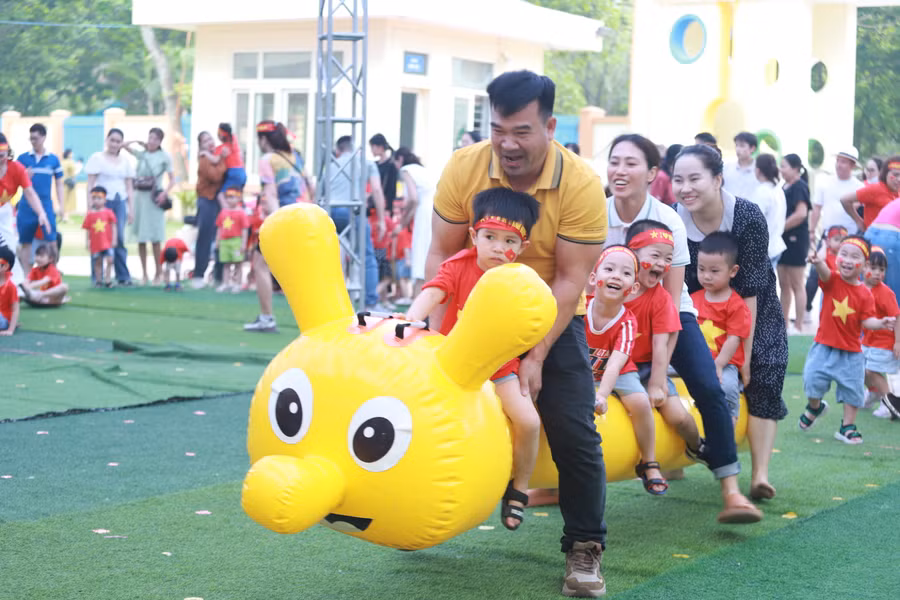 Bố mẹ cùng các bé tham gia trò chơi sâu hơi để tăng tình gắn kết gia đình.