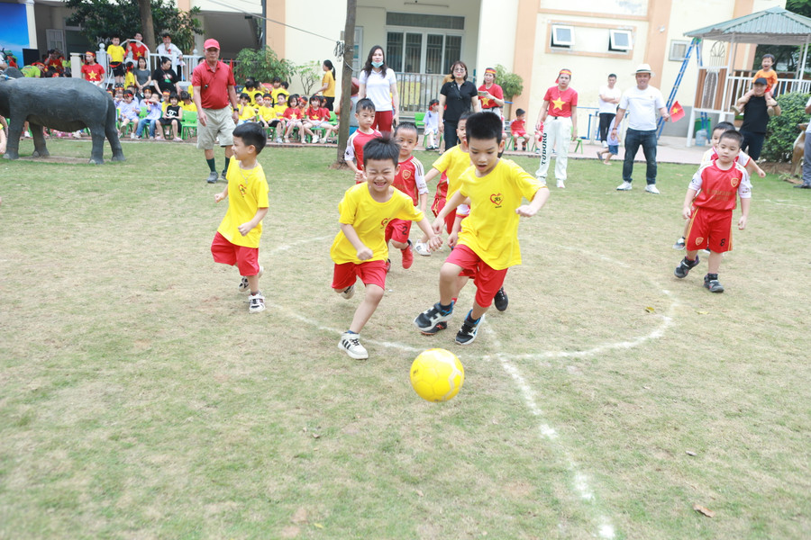 Trận chung kết bóng đá dành cho khối 5 tuổi thu hút đông khán giả cổ vũ. Trận chung kết bóng đá dành cho khối 5 tuổi thu hút đông khán giả cổ vũ.