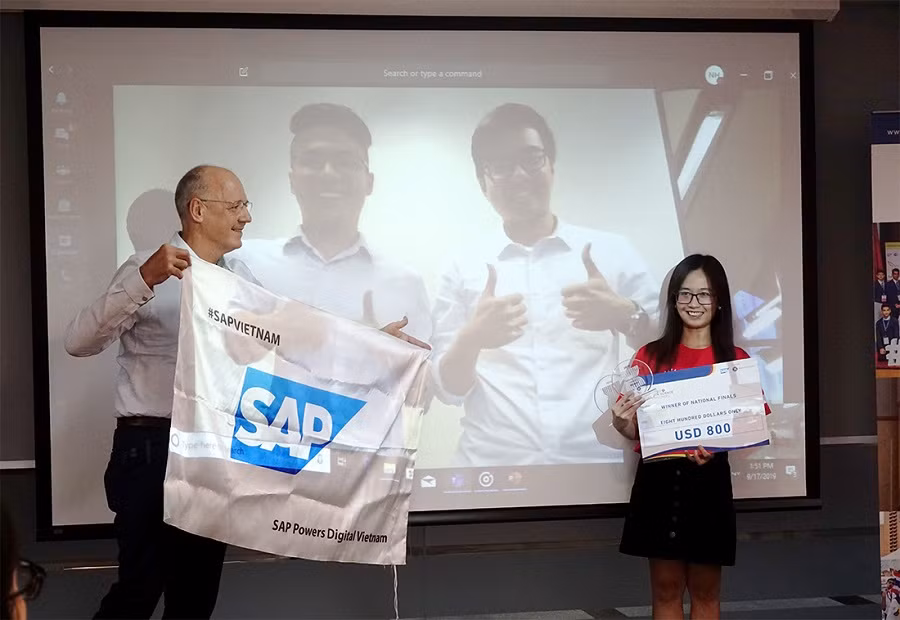 Đội AWM, gồm hai sinh viên ngành Kinh doanh (Kinh tế và Tài chính) Vũ Hoàng Trung và Vũ Mạnh Hà, đã giành giải Nhất vòng quốc gia cuộc thi Khám phá Khoa học dữ liệu ASEAN 2019 với dự án nâng cao năng lực cho những dân tộc thiểu số ở các quốc gia ASEAN. Đội AWM, gồm hai sinh viên ngành Kinh doanh (Kinh tế và Tài chính) Vũ Hoàng Trung và Vũ Mạnh Hà, đã giành giải Nhất vòng quốc gia cuộc thi Khám phá Khoa học dữ liệu ASEAN 2019 với dự án nâng cao năng lực cho những dân tộc thiểu số ở các quốc gia ASEAN.