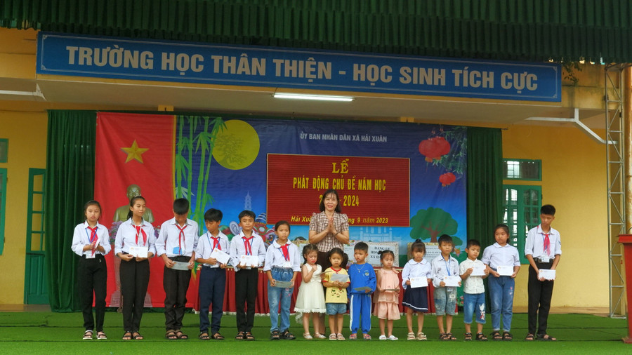 Bà Phạm Thị Duyên, Chủ tịch Hội phụ nữ xã Hải Xuân trao quà của Hội Khuyến học xã cho các em học sinh vượt khó học giỏi. Bà Phạm Thị Duyên, Chủ tịch Hội phụ nữ xã Hải Xuân trao quà của Hội Khuyến học xã cho các em học sinh vượt khó học giỏi.