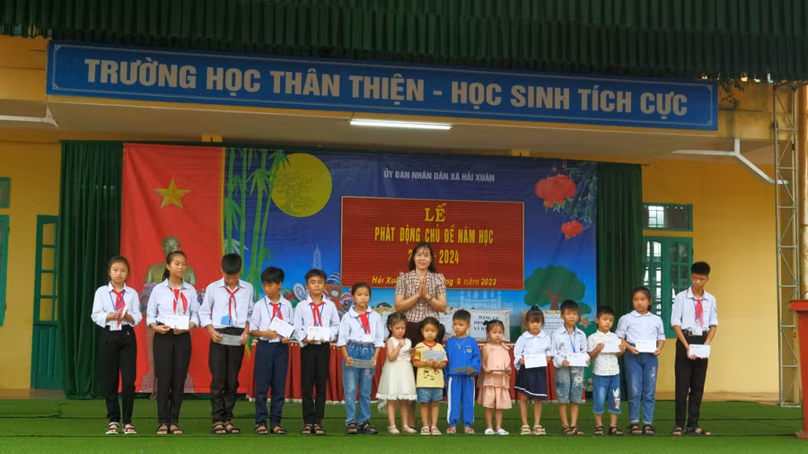 Bà Phạm Thị Duyên, Chủ tịch Hội phụ nữ xã Hải Xuân trao quà của Hội Khuyến học xã cho các em học sinh vượt khó học giỏi.