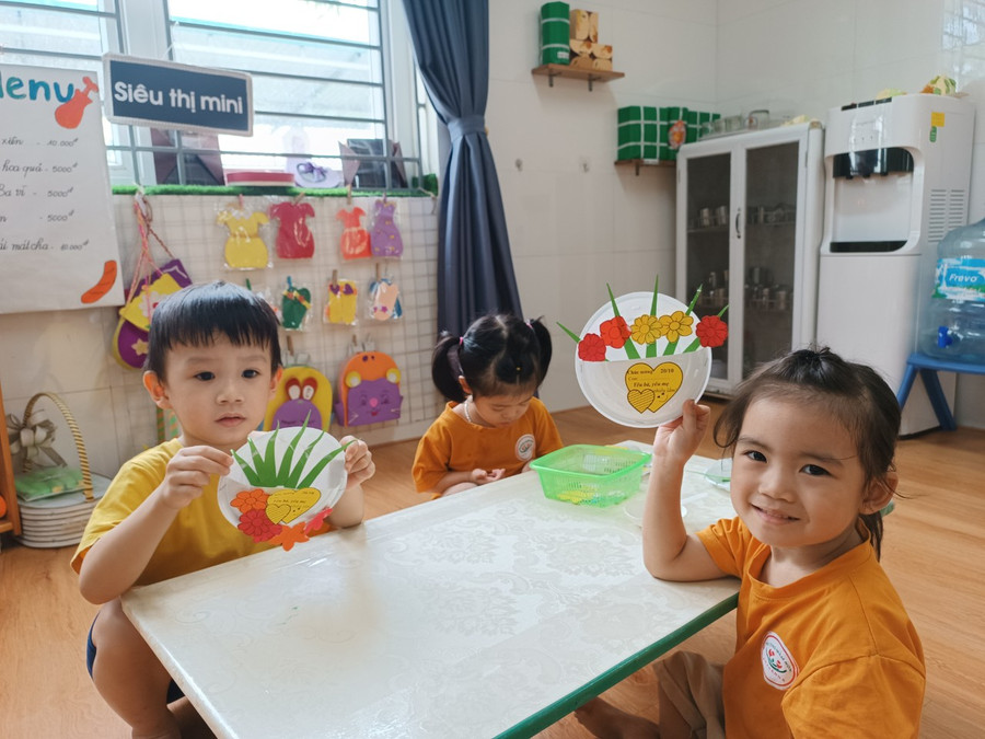 Một bình hoa nhỏ bằng giấy của trẻ làm tặng mẹ. Một bình hoa nhỏ bằng giấy của trẻ làm tặng mẹ.