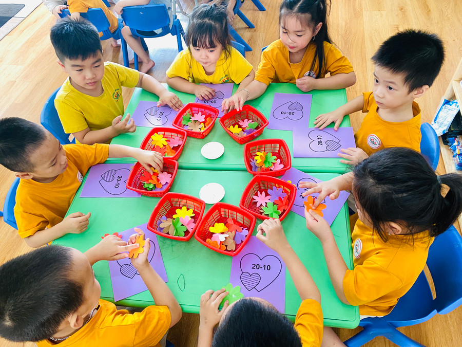 Trẻ được tự tay dán những bông hoa đầy màu sắc lên những chiếc thiệp nhỏ xinh tặng mẹ. Trẻ được tự tay dán những bông hoa đầy màu sắc lên những chiếc thiệp nhỏ xinh tặng mẹ.