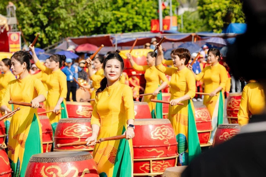 Đội trống truyền thống của phụ nữ xã Hải Xuân trong các hoạt động văn hóa, nghệ thuật của địa phương. Đội trống truyền thống của phụ nữ xã Hải Xuân trong các hoạt động văn hóa, nghệ thuật của địa phương.