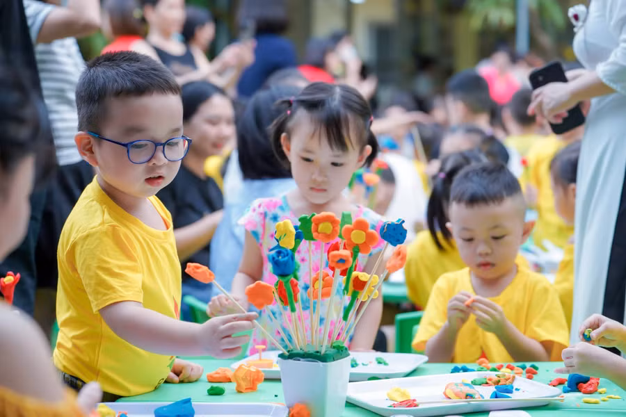 Những món quà ngộ nghĩnh đủ màu sắc mà các bé dành tặng mẹ, tặng cô nhân dịp ngày 20/10. 