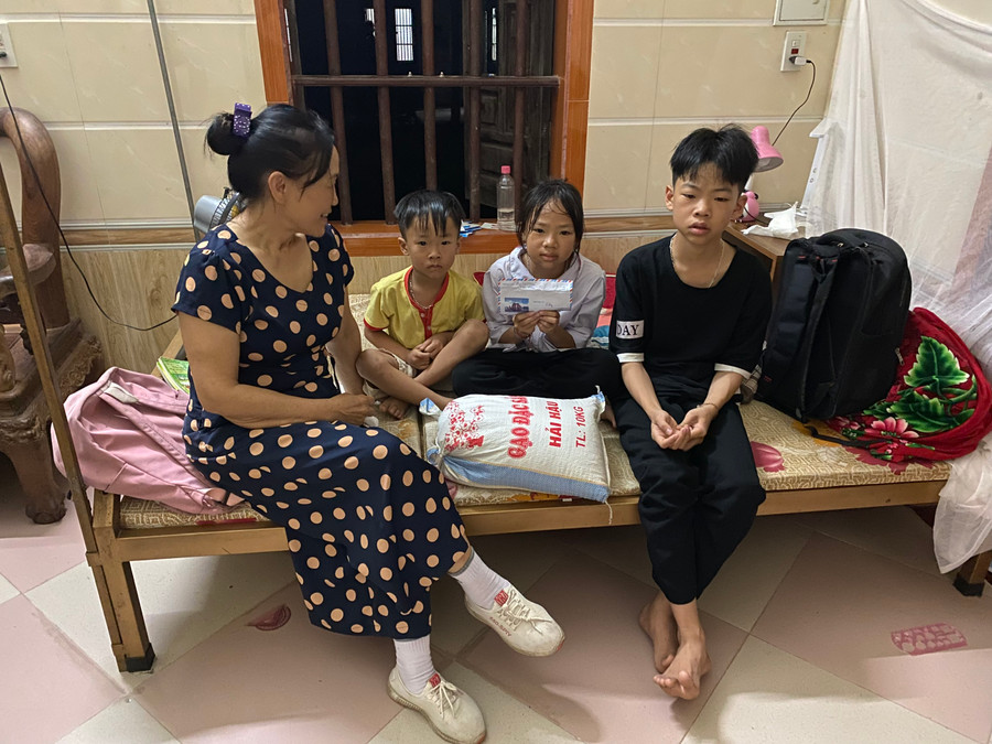 Phụ nữ xã luôn đồng hành, quan tâm tới các hoàn cảnh gia đình học sinh khó khăn. Phụ nữ xã luôn đồng hành, quan tâm tới các hoàn cảnh gia đình học sinh khó khăn.