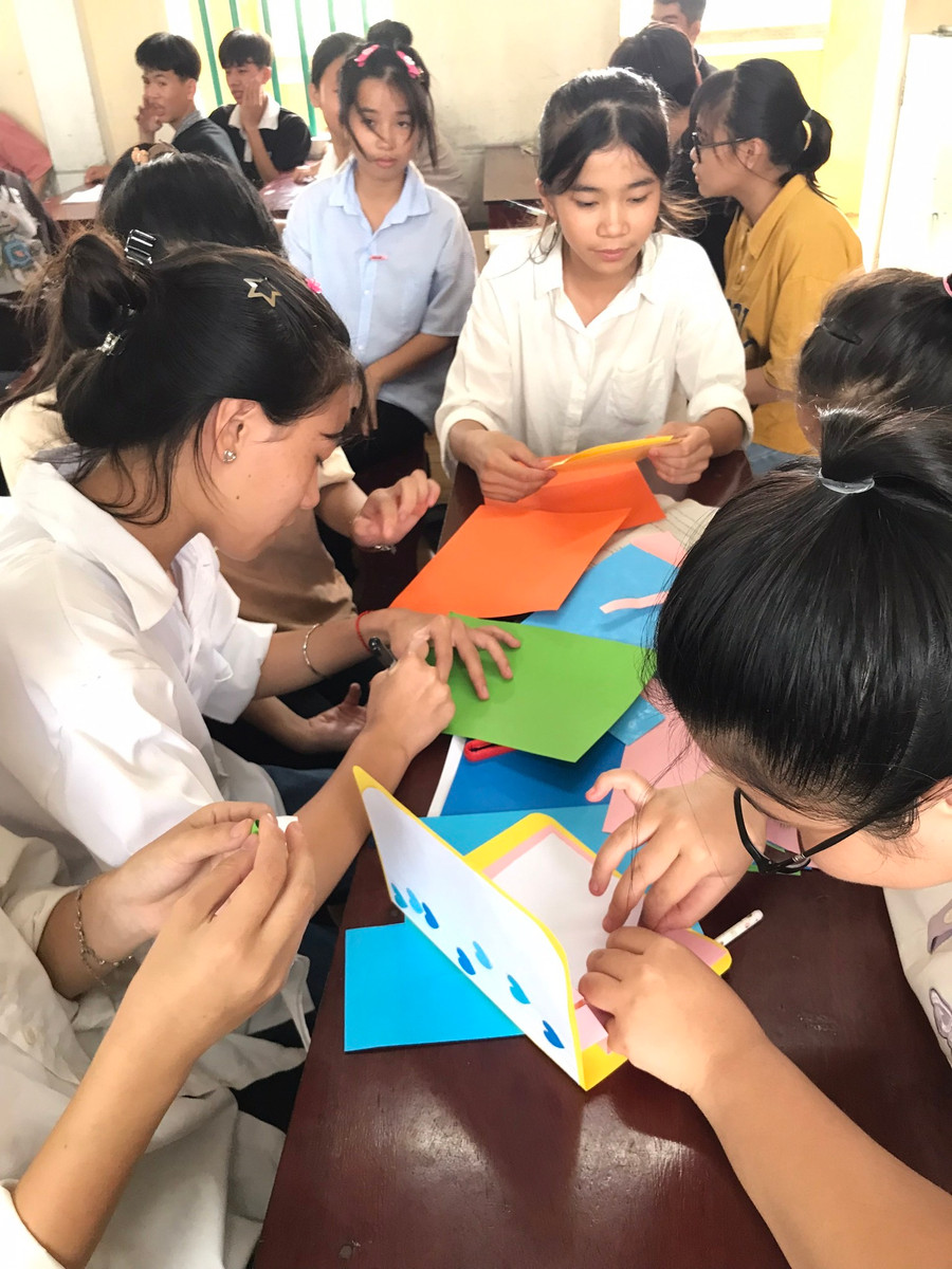 Học sinh Trường THCS Hải Xuân (Hải Hậu, Nam Định) thiết kế nên những tấm thiệp "handmade" tặng mẹ. Học sinh Trường THCS Hải Xuân (Hải Hậu, Nam Định) thiết kế nên những tấm thiệp "handmade" tặng mẹ.