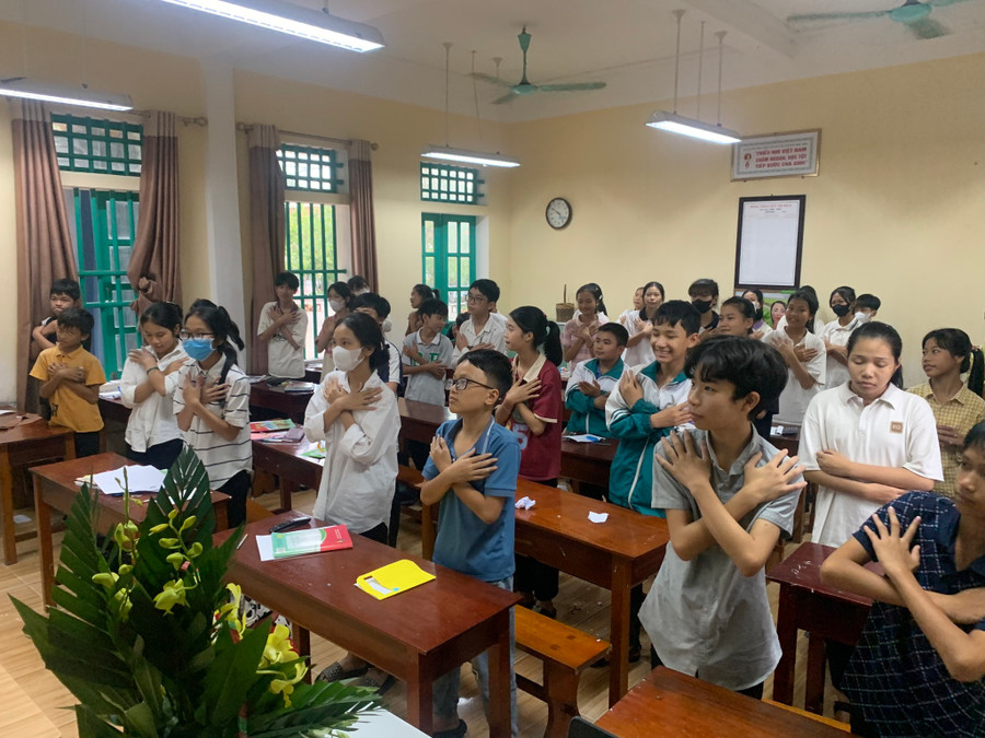 Cả lớp cùng hòa ca bài hát về người phụ nữ Việt Nam để gửi tặng cô, tặng mẹ. Cả lớp cùng hòa ca bài hát về người phụ nữ Việt Nam để gửi tặng cô, tặng mẹ.