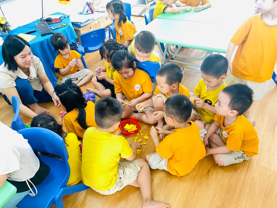 Cô giáo sẽ hướng dẫn các bé tập làm hoa bằng giấy. Cô giáo sẽ hướng dẫn các bé tập làm hoa bằng giấy.