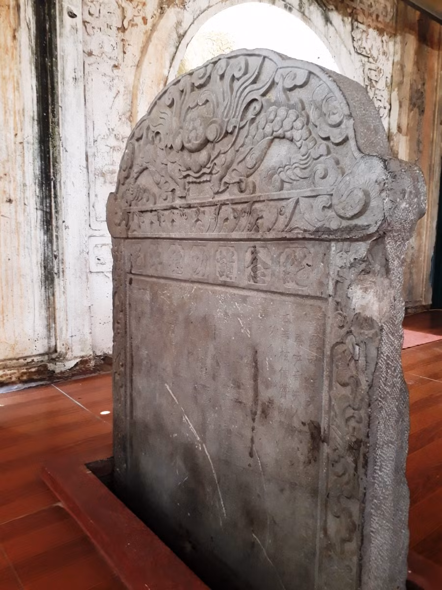 Bia đá cổ ở chùa Diệc.