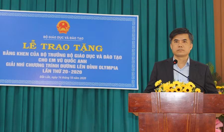 Ông Bùi Văn Linh phát biểu tại Lễ trao Bằng khen cho em Quốc Anh.