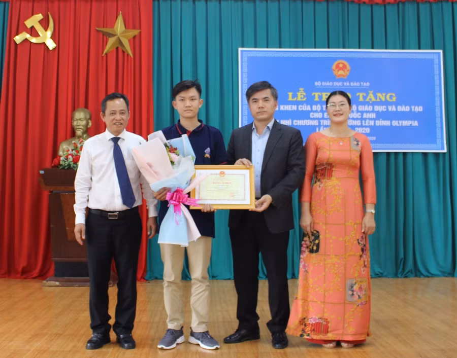 Ông Bùi Văn Linh trao Bằng khen cho em Quốc Anh tại trường THPT Ngô Gia Tự.