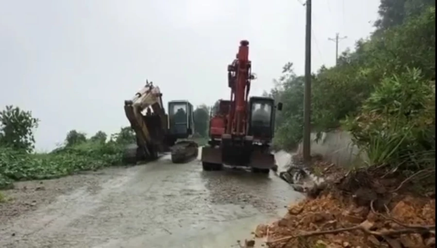  Lực chức năng đang khẩn trương giải phóng đường để tiếp cận thủy điện Rào Trăng 3 và 4.