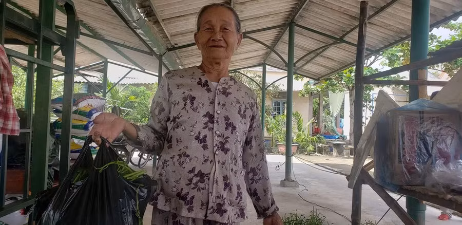 Người dân địa phương chung tay góp lương thực, thực phẩm nấu ăn miễn phục vụ lực lượng cứu nạn.