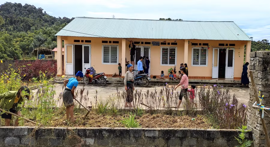 Phụ huynh đến giúp điểm trường Mầm non Nà Đang chuẩn bị năm học mới.