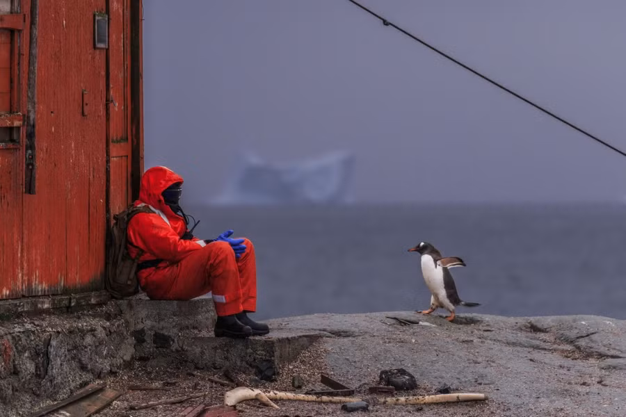 Các nhà khoa học nghiên cứu trong môi trường khắc nghiệt của Nam Cực .